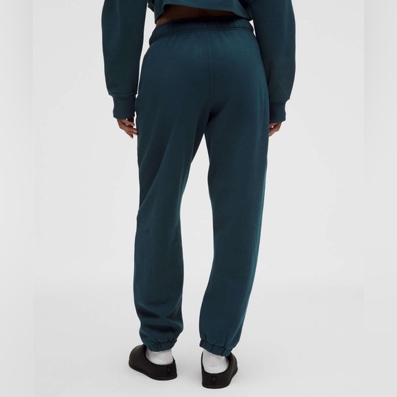 Lululemon Scuba Mid Rise Oversized Jogger Short - Picture 2 of 8